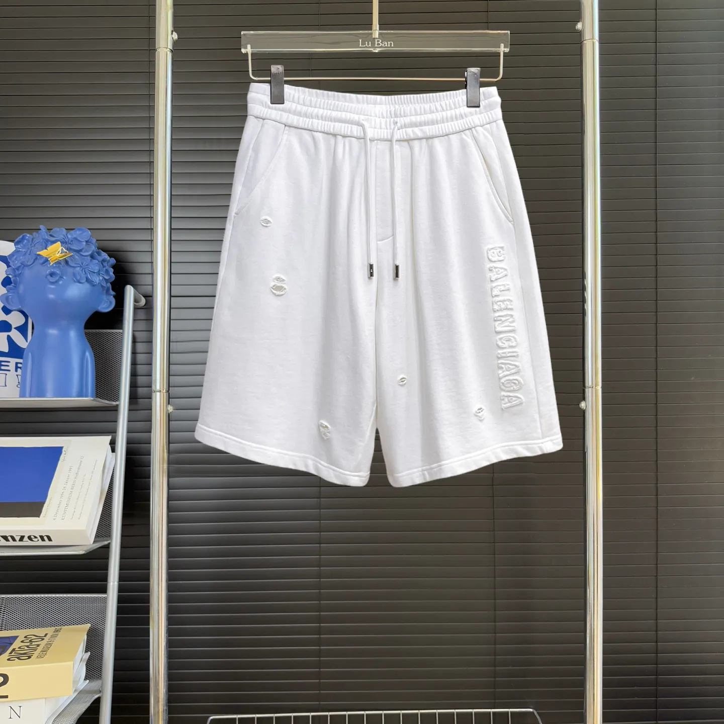 Balenciaga's three-standard complete 2026 summer New Arrival men's casual shorts, advanced custom-made Breathable fabric, Breathable fabric, extremely stretchy and comfortable, impeccable details, top-grade accessories, original logo design concept, delicate and soft feel! The upper body fit is awesome! Size: M-XXXL Please state your height and weight when ordering
